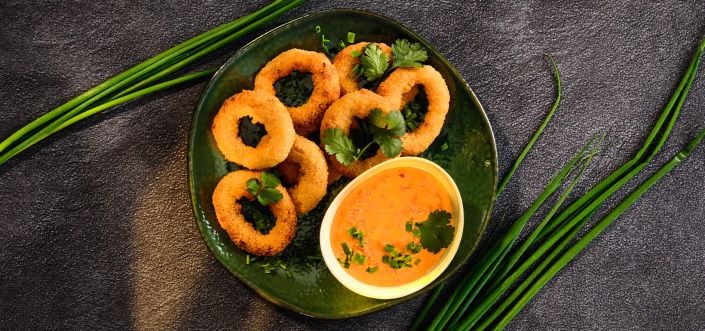 AVIKO Onion Rings s harissa majonezom