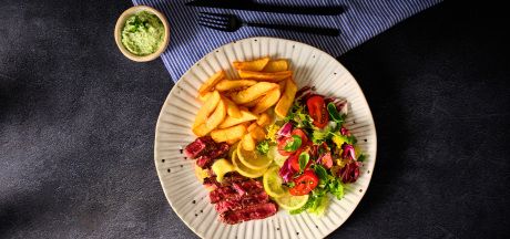 Odrezak s maslacom, ukiseljenim limunom, zelenom salatom i krumpirićima s majonezom i Zhougom