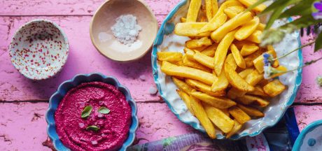 Domaći Mama's Fries s ružičastim dipom od cikle