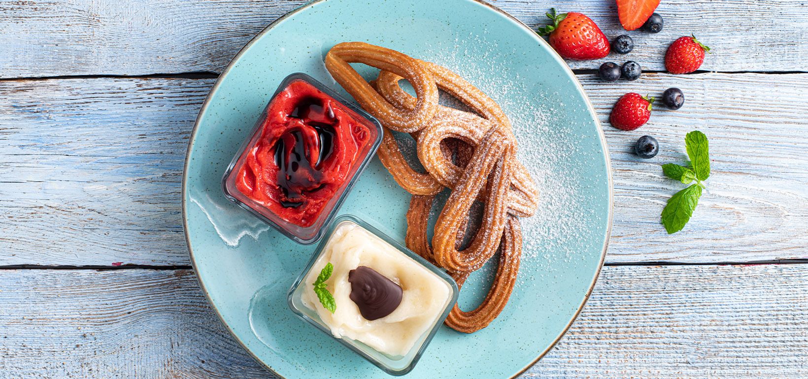 AVIKO Churros sa sorbetom od jagoda i glazurom od balzamičnog octa te sorbetom od krušaka i čokoladnom glazurom