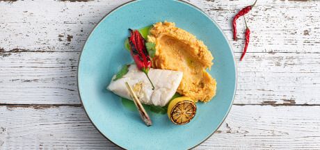 Bakalar pirjan u vinu, čiliju, korijanderu i limunskoj travi poslužen s AVIKO Purée with carrot