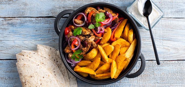 Fajitas s piletinom, paprikom, crvenim lukom, jogurtom i grahom poslužene s AVIKO Pati Parts Tex Mex 