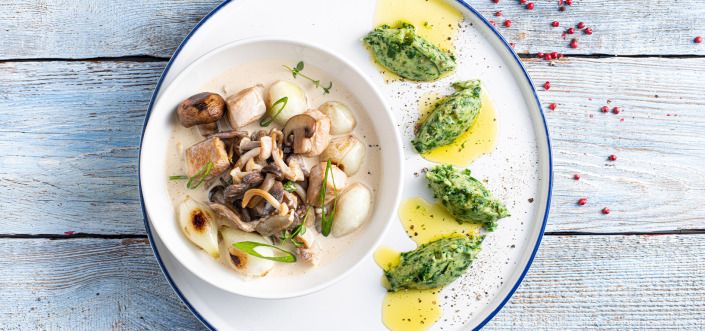 Pileći gulaš s gljivama i vlascem poslužen s AVIKO Purée with fresh spinach