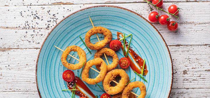 AVIKO Onion ring skewers, served with sesame seeds, sweet and sour sauce and fresh chives