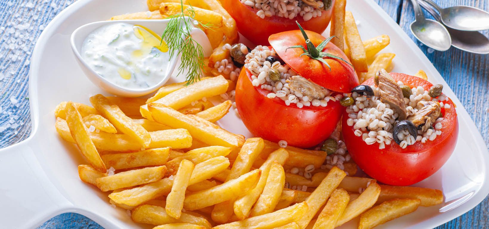 Rajčice punjene dimljenom skušom, bisernim ječmom, kaparama i maslinama s AVIKO Super Crunch Original krumpirićima i tzatziki umakom
