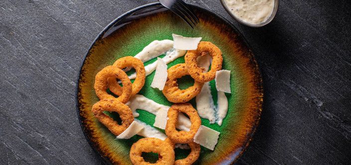 AVIKO Onion Rings posluženi s umakom od četiri vrste sira