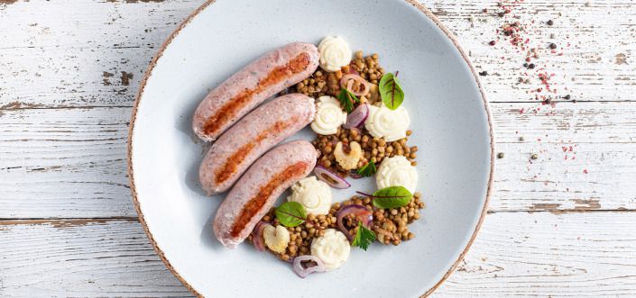 Leća sa salsiccijom (talijanskom bijelom kobasicom), celerom, rajčicom i AVIKO Purée with milk and butter