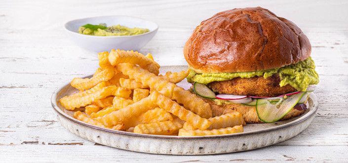 Chicken burger with spring vegetable salad, guacamole and AVIKO Super Crunch Zig Zag fries