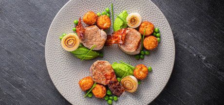 AVIKO Mini Rösti sa svinjskim medaljonima od lungića, hrskavom slaninom i pastom od svježeg graška