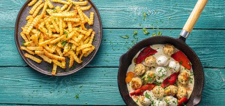 Bijele mesne okruglice pirjane u umaku od sira s paprikom, češnjakom i AVIKO Super Crunch Zig Zag krumpirićima