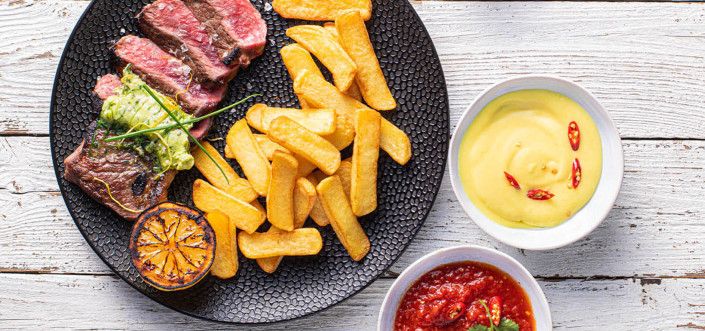 Entrecote na žaru poslužen s AVIKO Steak Fries pomfritom i domaćim umacima