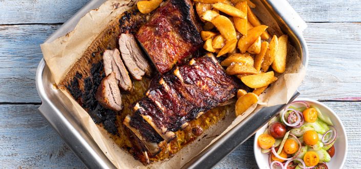 Rebra marinirana u BBQ umaku sa salatom, korijanderom i kiselim vrhnjem poslužena s pikantnim AVIKO Pati Parts Tex Mex